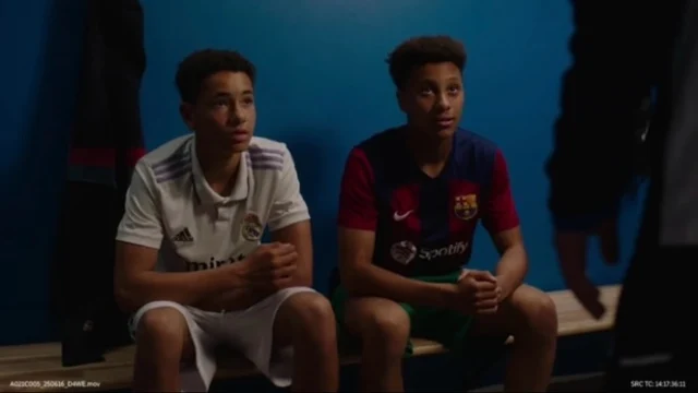 KAMELEON @ NRK TV ——Kostyme & Maskdesign  av Tora S.S. Jenssen 

♻️ Å skape et mer bærekraftig design i valg av klær og produkt er enormt ressurskrevende. Særlig i denne produksjonen hvor kostyme omhandler mye fotball- og treningstøy. MASK krever (quite literally) blod, svette og tårer. Likevel kan man se stolt tilbake på samarbeid som  gjorde dette mulig. Redesign av eldre draktsett, nytt trykk på eldre sortiment og/eller restlager, innkjøpte dubletter brukt fra @tisenorge og @finn_no, og ikke minst - innsamlet treningstøy fra Ombruksbua Kyrksæterøra og deres ansatte som så verdi i dette arbeidet 💌